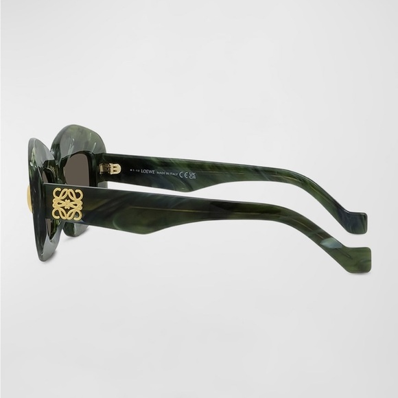 Loewe
Emerald Green Acetate Rectangle
Sunglasses With Golden Accents
0323 - Picture 4 of 6